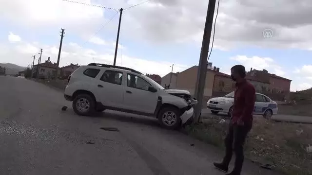 Otomobil ile hafif ticari araç çarpıştı: 4 yaralı Otomobil ile hafif ticari araç çarpıştı: 4 yaralı