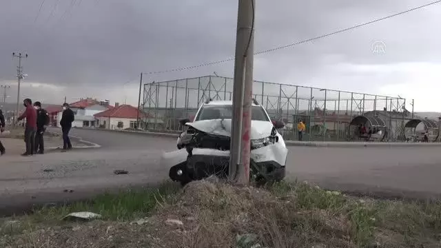 Otomobil ile hafif ticari araç çarpıştı: 4 yaralı Otomobil ile hafif ticari araç çarpıştı: 4 yaralı