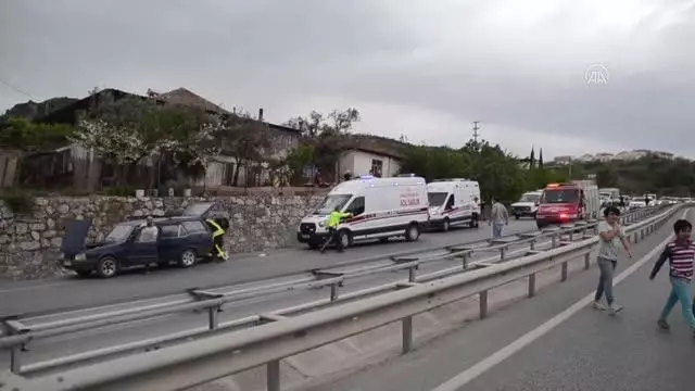 Otomobile çarpan kamyonetteki 2 kişi yaralandı Otomobile çarpan kamyonetteki 2 kişi yaralandı