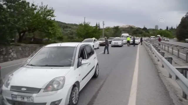 Otomobile çarpan kamyonetteki 2 kişi yaralandı Otomobile çarpan kamyonetteki 2 kişi yaralandı