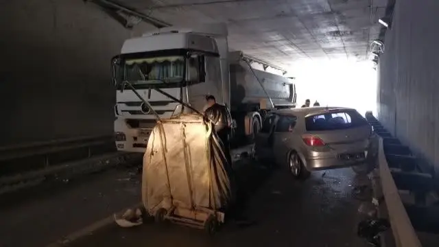 Otomobilin çarptığı kağıt toplayıcısı ağır yaralandı Otomobilin çarptığı kağıt toplayıcısı ağır yaralandı