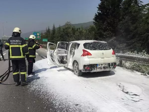 Otoyolda otomobil yandı Otoyolda otomobil yandı