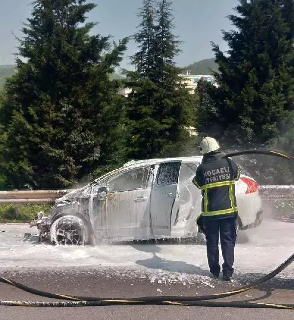 Otoyolda otomobil yandı Otoyolda otomobil yandı