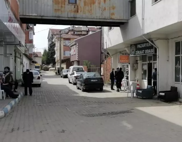 Pazaryeri'nde çiftçiler izin belgesi almak için kalabalık oluşturdu Pazaryeri'nde çiftçiler izin belgesi almak için kalabalık oluşturdu