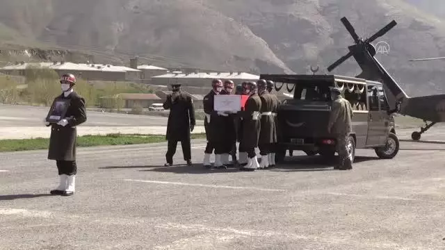 Pençe-Yıldırım operasyonlarında şehit olan asker için tören düzenlendi Pençe-Yıldırım operasyonlarında şehit olan asker için tören düzenlendi