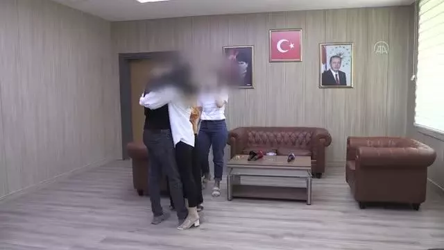 Polisin ikna çalışması sonucu teslim olan terörist ailesiyle buluşturuldu (2) Polisin ikna çalışması sonucu teslim olan terörist ailesiyle buluşturuldu (2)
