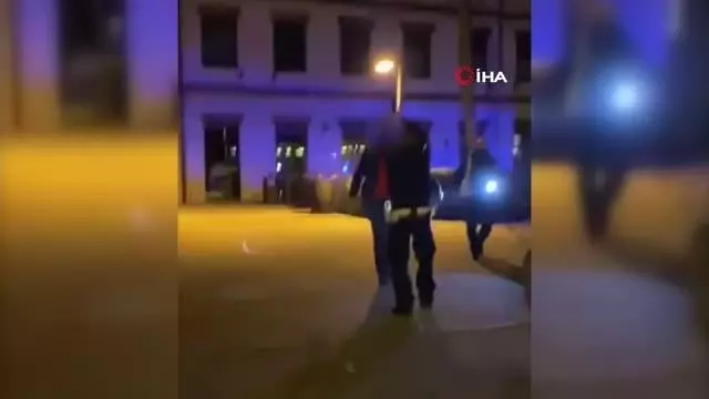 Polonya'da polis üzerine kırık cam şişeyle yürüyen saldırgana ateş etti Polonya'da polis üzerine kırık cam şişeyle yürüyen saldırgana ateş etti