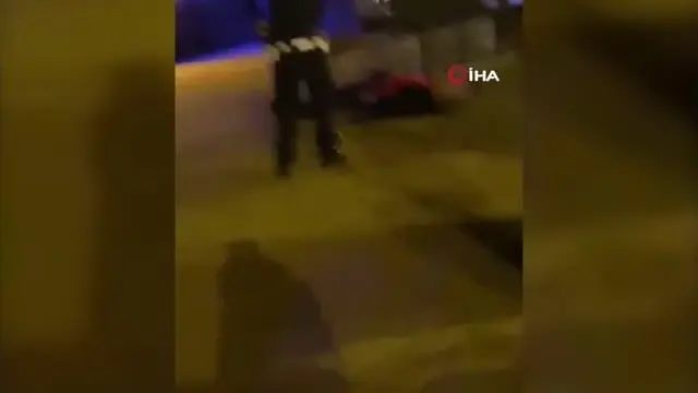 Polonya'da polis üzerine kırık cam şişeyle yürüyen saldırgana ateş etti Polonya'da polis üzerine kırık cam şişeyle yürüyen saldırgana ateş etti