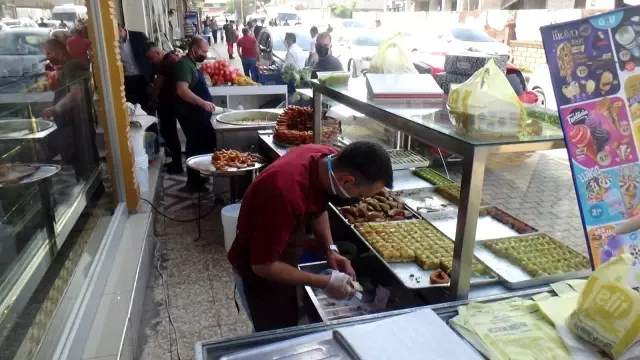 Ramazan'da satışları artan tatlıcıları, kısıtlama endişesi sardı Ramazan'da satışları artan tatlıcıları, kısıtlama endişesi sardı