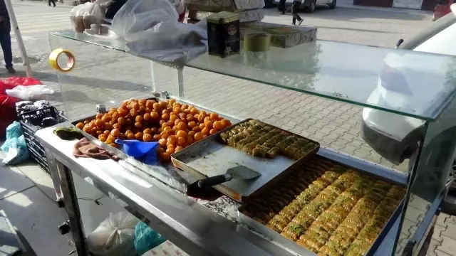 Ramazan'da satışları artan tatlıcıları, kısıtlama endişesi sardı Ramazan'da satışları artan tatlıcıları, kısıtlama endişesi sardı