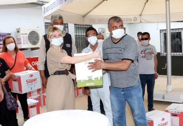Rektör Özkan organ nakli olan ve nakil bekleyen hastalara ramazan paketi dağıttı Rektör Özkan organ nakli olan ve nakil bekleyen hastalara ramazan paketi dağıttı