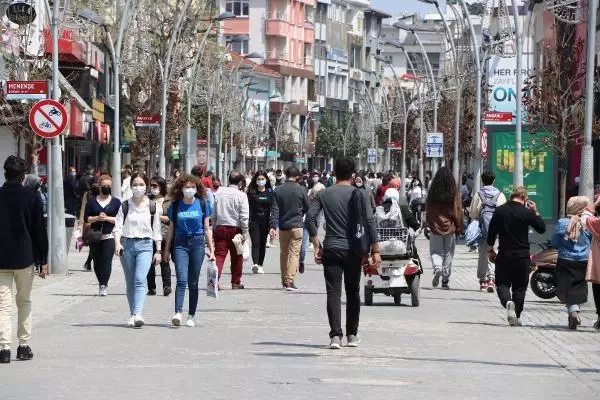SAKARYA'DA TAM KAPANMA ÖNCESİ SOKAKLARDA YOĞUNLUK SAKARYA'DA TAM KAPANMA ÖNCESİ SOKAKLARDA YOĞUNLUK