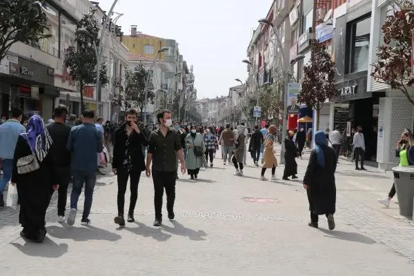 SAKARYA'DA TAM KAPANMA ÖNCESİ SOKAKLARDA YOĞUNLUK SAKARYA'DA TAM KAPANMA ÖNCESİ SOKAKLARDA YOĞUNLUK