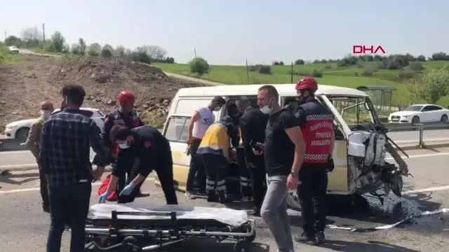 SAKARYA MİNİBÜS BARİYERLERE ÇARPTI 3 YARALI SAKARYA MİNİBÜS BARİYERLERE ÇARPTI 3 YARALI