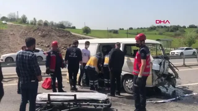 SAKARYA MİNİBÜS BARİYERLERE ÇARPTI 3 YARALI SAKARYA MİNİBÜS BARİYERLERE ÇARPTI 3 YARALI
