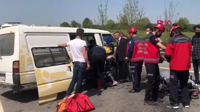 SAKARYA MİNİBÜS BARİYERLERE ÇARPTI 3 YARALI SAKARYA MİNİBÜS BARİYERLERE ÇARPTI 3 YARALI