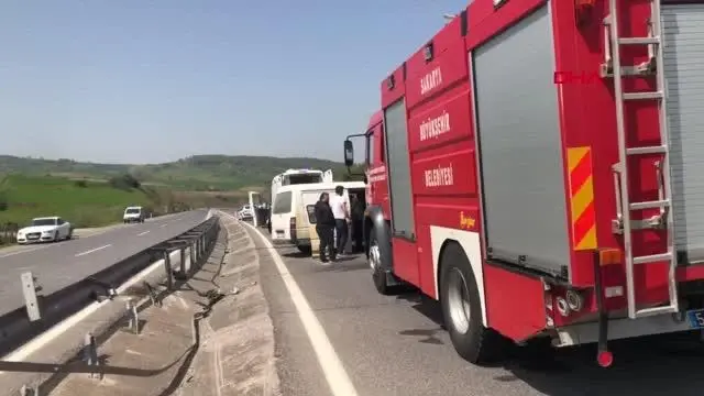 SAKARYA MİNİBÜS BARİYERLERE ÇARPTI 3 YARALI SAKARYA MİNİBÜS BARİYERLERE ÇARPTI 3 YARALI