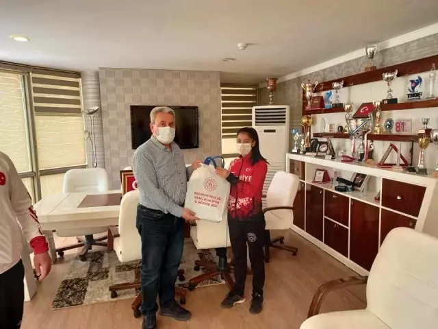 Şampiyon atletleri kutladı Şampiyon atletleri kutladı