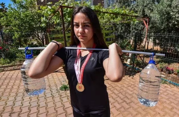 SPOR Şampiyon halterci, 5 litrelik su bidonlarıyla güç depoluyor SPOR Şampiyon halterci, 5 litrelik su bidonlarıyla güç depoluyor