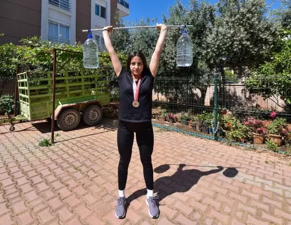 SPOR Şampiyon halterci, 5 litrelik su bidonlarıyla güç depoluyor SPOR Şampiyon halterci, 5 litrelik su bidonlarıyla güç depoluyor