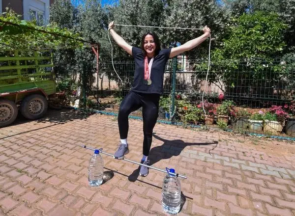 SPOR Şampiyon halterci, 5 litrelik su bidonlarıyla güç depoluyor SPOR Şampiyon halterci, 5 litrelik su bidonlarıyla güç depoluyor