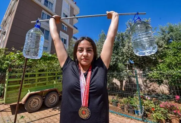 SPOR Şampiyon halterci, 5 litrelik su bidonlarıyla güç depoluyor SPOR Şampiyon halterci, 5 litrelik su bidonlarıyla güç depoluyor