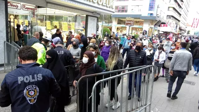 Samsun'da tam kapanma öncesi insan seli Samsun'da tam kapanma öncesi insan seli
