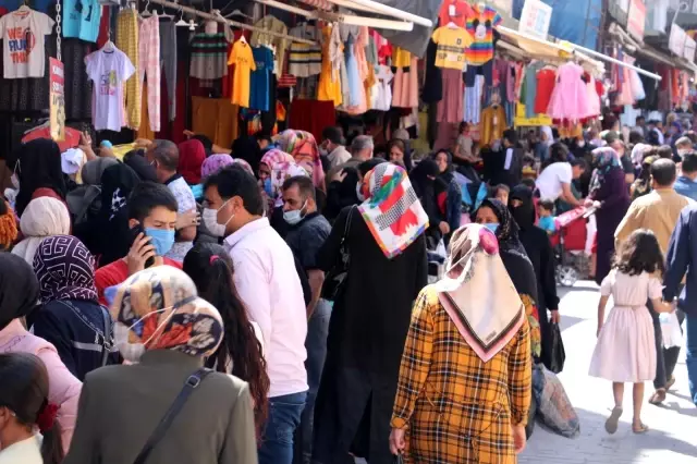 Şanlıurfa'da kapanma öncesi bayram telaşı Şanlıurfa'da kapanma öncesi bayram telaşı