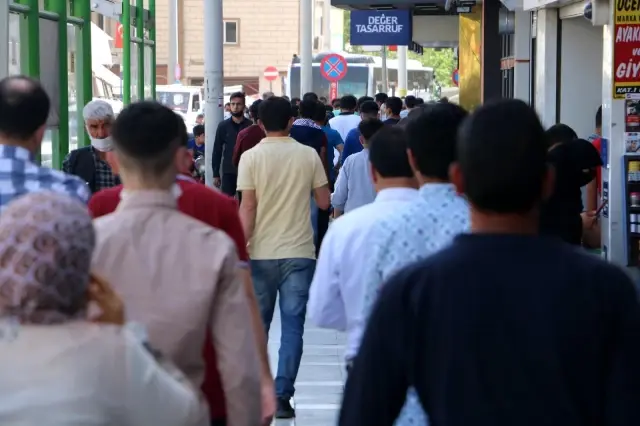 Şanlıurfa'da kapanma öncesi bayram telaşı Şanlıurfa'da kapanma öncesi bayram telaşı