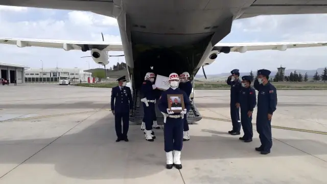 Şehit Hüsamettin Gökçe'nin naaşı Amasya'ya getirildi Şehit Hüsamettin Gökçe'nin naaşı Amasya'ya getirildi