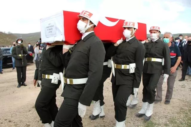 Şehit Uzman Onbaşı Hüsamettin Gökçe Amasya'da son yolculuğuna uğurlandı Şehit Uzman Onbaşı Hüsamettin Gökçe Amasya'da son yolculuğuna uğurlandı