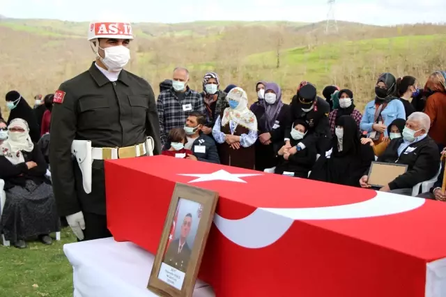 Şehit Uzman Onbaşı Hüsamettin Gökçe Amasya'da son yolculuğuna uğurlandı Şehit Uzman Onbaşı Hüsamettin Gökçe Amasya'da son yolculuğuna uğurlandı