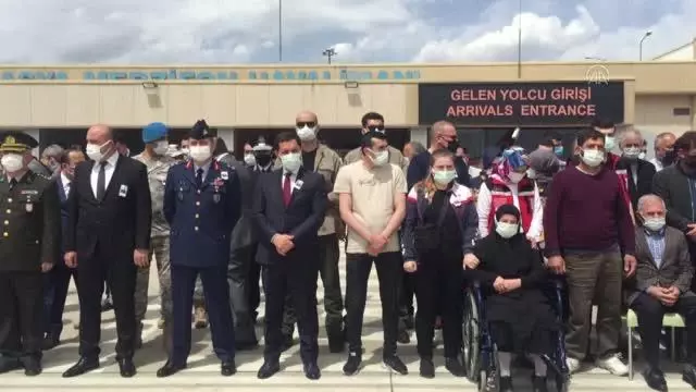 Şehit Uzman Onbaşı Hüsamettin Gökçe'nin cenazesi Amasya'ya getirildi Şehit Uzman Onbaşı Hüsamettin Gökçe'nin cenazesi Amasya'ya getirildi