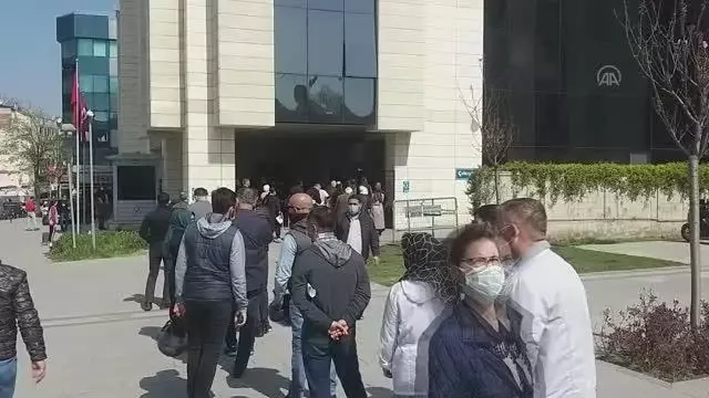 İstanbul'da 'tam kapanma' öncesi kaymakamlıklar önünde 'seyahat izin belgesi' kuyruğu oluştu İstanbul'da 'tam kapanma' öncesi kaymakamlıklar önünde 'seyahat izin belgesi' kuyruğu oluştu