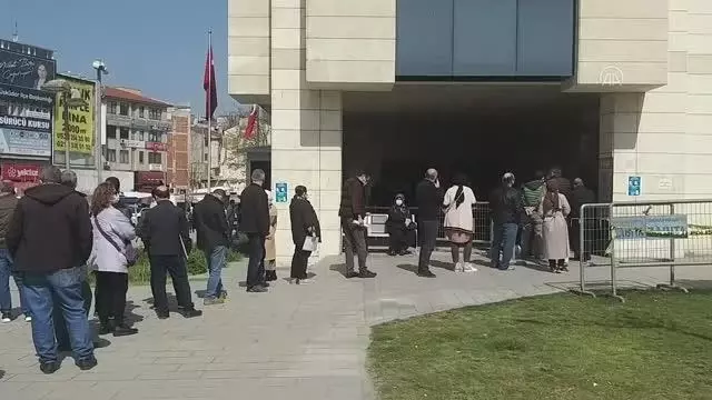 İstanbul'da 'tam kapanma' öncesi kaymakamlıklar önünde 'seyahat izin belgesi' kuyruğu oluştu İstanbul'da 'tam kapanma' öncesi kaymakamlıklar önünde 'seyahat izin belgesi' kuyruğu oluştu