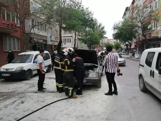 Seyir halindeki aracın motor kısmında yangın çıktı Seyir halindeki aracın motor kısmında yangın çıktı
