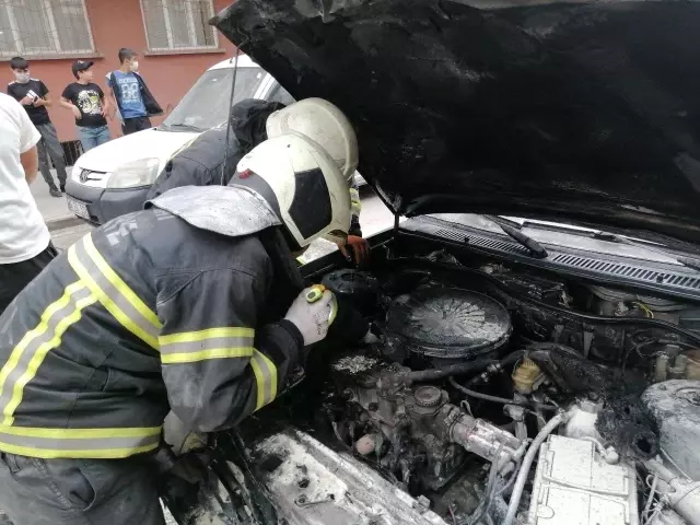 Seyir halindeki aracın motor kısmında yangın çıktı Seyir halindeki aracın motor kısmında yangın çıktı