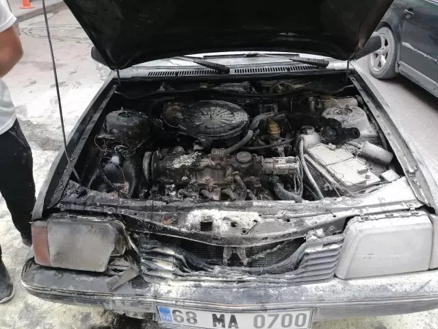 Seyir halindeki aracın motor kısmında yangın çıktı Seyir halindeki aracın motor kısmında yangın çıktı
