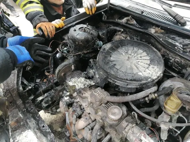 Seyir halindeki aracın motor kısmında yangın çıktı Seyir halindeki aracın motor kısmında yangın çıktı