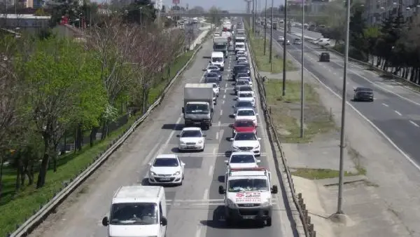 SİLİVRİ'DE TAM KAPANMA ÖNCESİ TRAFİKTE UZUN ARAÇ KUYRUKLARI OLUŞTU SİLİVRİ'DE TAM KAPANMA ÖNCESİ TRAFİKTE UZUN ARAÇ KUYRUKLARI OLUŞTU