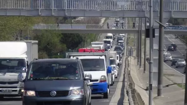 SİLİVRİ'DE TAM KAPANMA ÖNCESİ TRAFİKTE UZUN ARAÇ KUYRUKLARI OLUŞTU SİLİVRİ'DE TAM KAPANMA ÖNCESİ TRAFİKTE UZUN ARAÇ KUYRUKLARI OLUŞTU