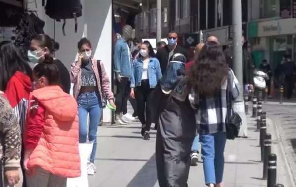 SİLİVRİ'DE TAM KAPANMA ÖNCESİ TRAFİKTE UZUN ARAÇ KUYRUKLARI OLUŞTU SİLİVRİ'DE TAM KAPANMA ÖNCESİ TRAFİKTE UZUN ARAÇ KUYRUKLARI OLUŞTU