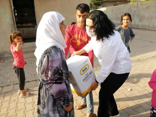 Silopi'de ihtiyaç sahiplerine 135 koli erzak yardımı Silopi'de ihtiyaç sahiplerine 135 koli erzak yardımı
