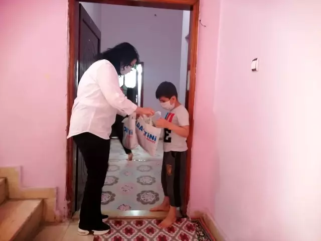 Silopi'de ihtiyaç sahiplerine 135 koli erzak yardımı Silopi'de ihtiyaç sahiplerine 135 koli erzak yardımı