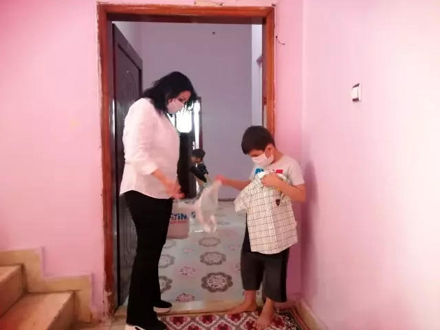 Silopi'de ihtiyaç sahiplerine 135 koli erzak yardımı Silopi'de ihtiyaç sahiplerine 135 koli erzak yardımı