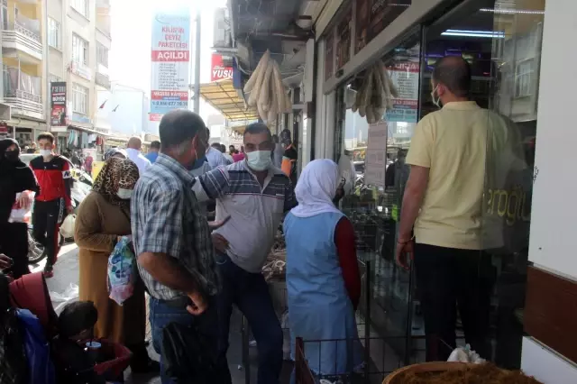 Sınır ili Kilis'te tam kapanma öncesi yoğunluk Sınır ili Kilis'te tam kapanma öncesi yoğunluk