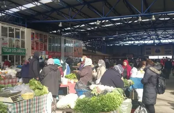 SİNOP'TA KAPANMA ÖNCESİ HALK PAZARI DOLDU, TEZGAHLARDA ÜRÜN KALMADI SİNOP'TA KAPANMA ÖNCESİ HALK PAZARI DOLDU, TEZGAHLARDA ÜRÜN KALMADI