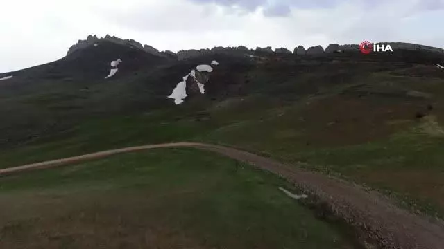 Sivas'ın doğal seddi ilginç görüntüsüyle dikkat çekiyor Sivas'ın doğal seddi ilginç görüntüsüyle dikkat çekiyor