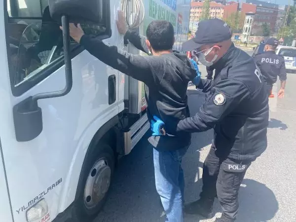 SULTANBEYLİ'DE POLİS DENETİMİNDE, YOLCU MİNİBÜSÜNDEKİ BİR KİŞİ TEMASLI ÇIKTI SULTANBEYLİ'DE POLİS DENETİMİNDE, YOLCU MİNİBÜSÜNDEKİ BİR KİŞİ TEMASLI ÇIKTI