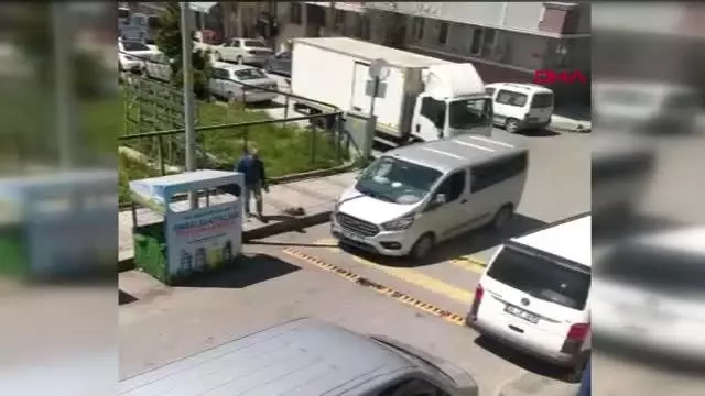 Sultangazi'de yol kapanının üzerine kaldırım taşı koyarak böyle geçtiler Sultangazi'de yol kapanının üzerine kaldırım taşı koyarak böyle geçtiler